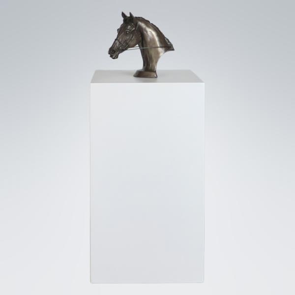 Pferdeurne Holz-Säule mit Bronzefigurur #2