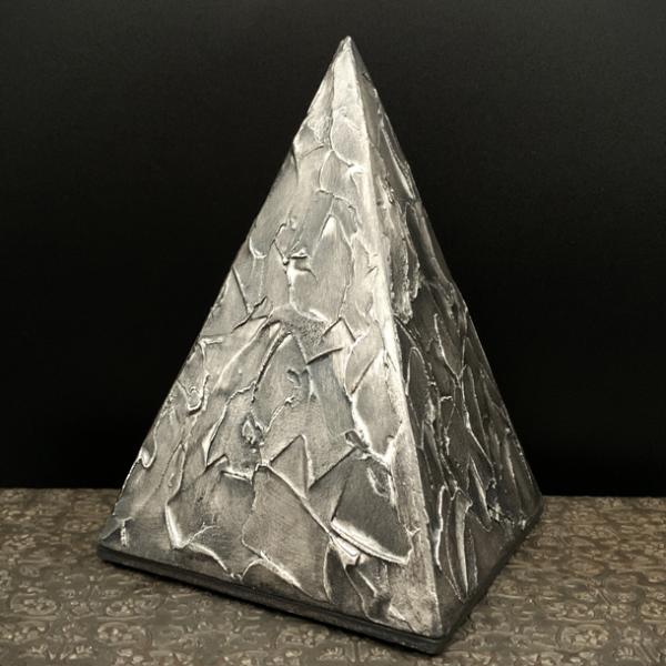 Tierurne Pyramide "Metropolis"