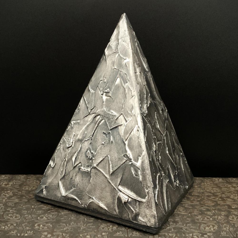 Tierurne Pyramide "Metropolis"